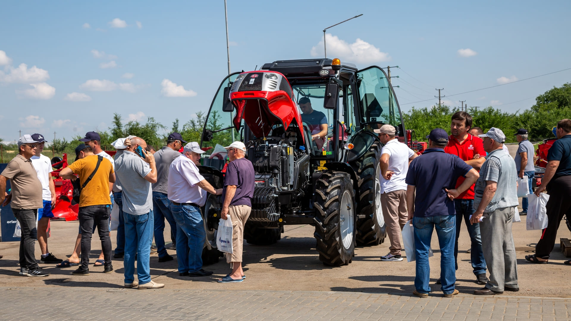 Prezentare de echipamente Hattat pentru fermierii din sudul Moldovei